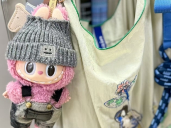 为何年轻人的包上都有个挂件？解锁“包挂”风靡的密码