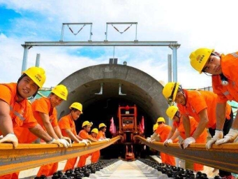 广湛高铁建设迎重大节点突破，全线铺轨圆满完成