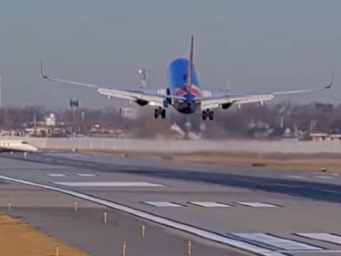 美国一机场客机降落时一公务机突然横穿跑道