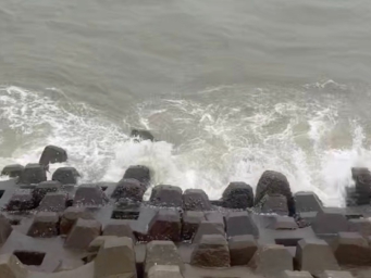 央广网记者直击台风“韦帕” 7级风圈的记者寸步难行