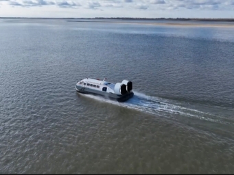 黑龙江省进入2025秋季流凌期 气垫船跨境客运相继开通