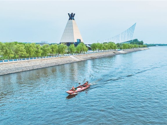 大顶子山下，同绘一幅“鱼皮画”